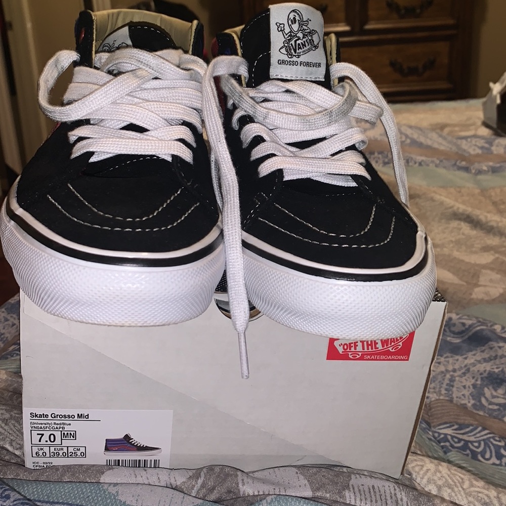 Vans - Picture 2 of 6